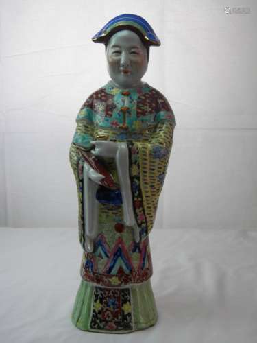 CHINESE ANTIQUE FAMMILE ROSE COURT OLD LADY