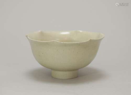 Chinese Song Style Porcelain Bowl w/ Flower Shape