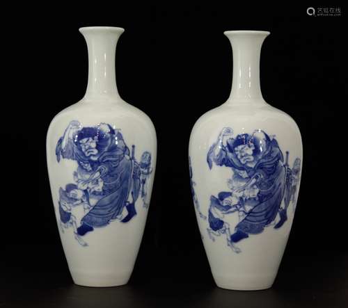 Pair of Chinese Qing Dynasty Blue/White Vase