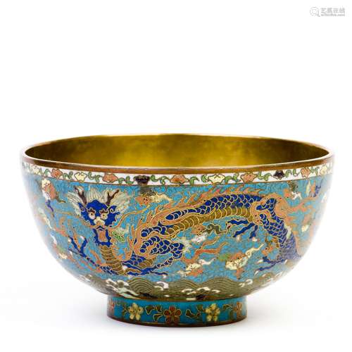 A LARGE IMPERIAL CLOISONNE BOWL WITH DRAGONS, QING DYNASTY, 18TH/19TH CENTURY