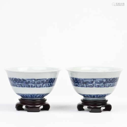 A PAIR OF BLUE AND WHITE BOWLS WITH STAND, 18TH CENTURY