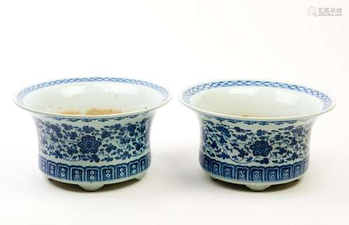 A PAIR OF BLUE AND WHITE 'LOTUS' BOWLS, QING DYNASTY