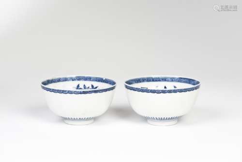 A PAIR OF BLUE AND WHITE PORCELAIN BOWLS