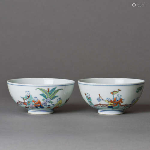 A PAIR OF FAMILLE ROSE PORCELAIN BOWLS