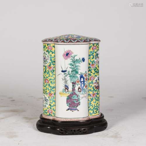 A CHINESE FAMILLE ROSE PORCELAIN CANISTER VASE