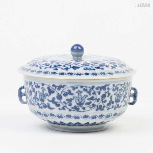 A BLUE AND WHITE PORCELAIN BOWL WITH LID