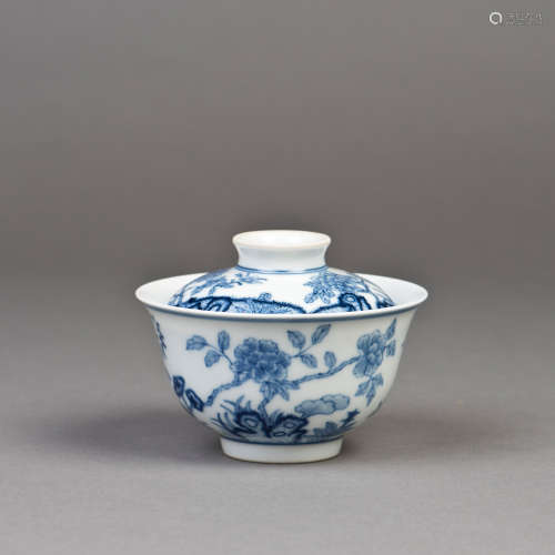 A BLUE AND WHITE PORCELAIN BOWL WITH LID