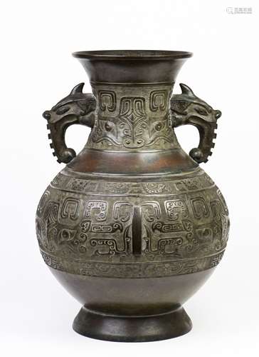 A WARRING STATES STYLE OF BRONZE RITUAL WINE VESSEL WITH DOUBLE TRUMPET-MOUTH VASE , 20TH CENTURY