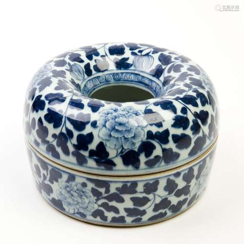 A BLUE AND WHITE COURT BEADS BOX, QING DYNASTY