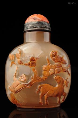 A carved agate snuff bottle, Qing Dynasty,