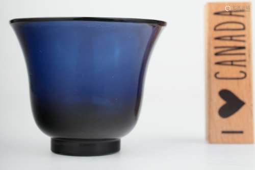 A blue Peking glass cup, Qing dynasty,