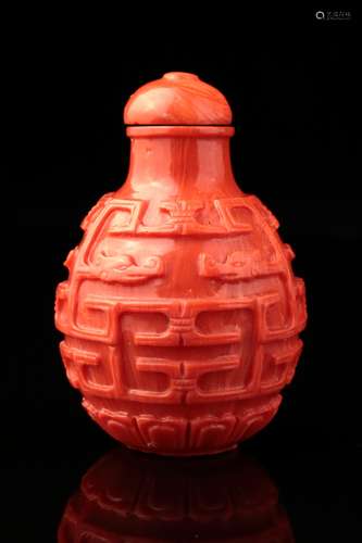 A coral glass snuff bottle - Qing dynasty