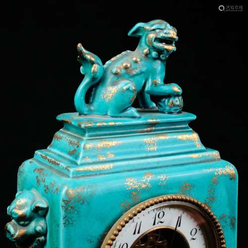 A French Chinoiserie taste clock, 19th century.