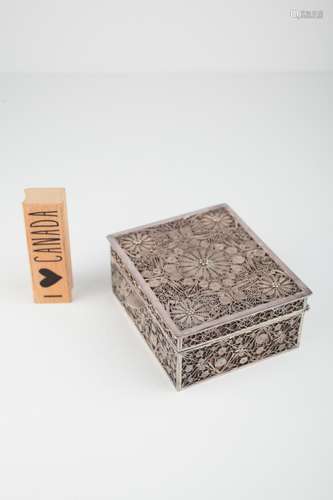 A Chinese Export filigree silver cigarette box,