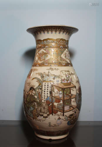 Japanese Satsuma Vase with exquisic Detail