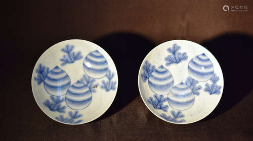 Pair Japanse Nabeshima Porcelain Dishes