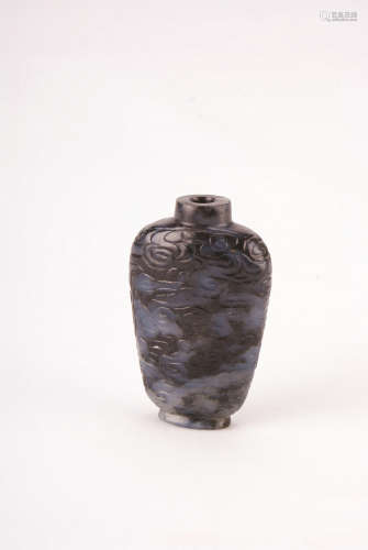 A Chinese snuff bottle with dragon decoration