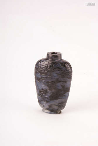 A Chinese snuff bottle with dragon decoration