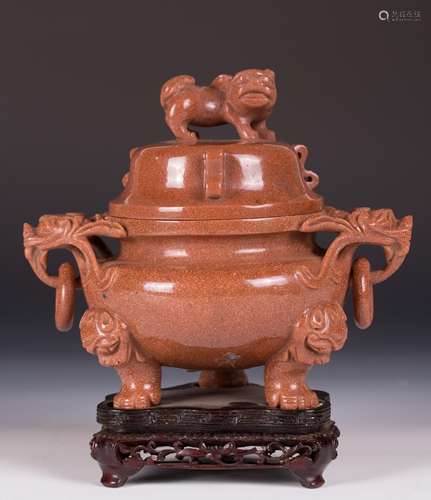 CHINESE GOLDSTONE PEKING GLASS TRIPOD COVER CENSER