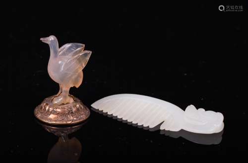 CHINESE AGATE FINIAL AND WHITE JADE HAIR COMB