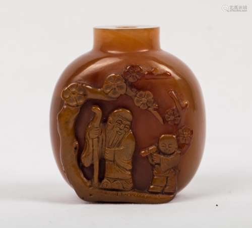 CHINESE AGATE SNUFF BOTTLE WITH LAOSHOU