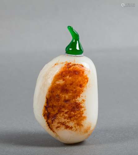 CHINESE WHITE JADE SNUFF BOTTLE WITH RUSSET