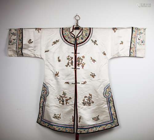 CHINESE QING DYNASTY WHITE EMBROIDERY LADY ROBE