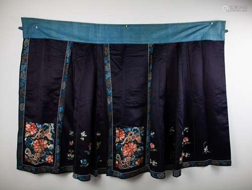 CHINESE QING DYNASTY LADY EMBROIDERY SKIRT