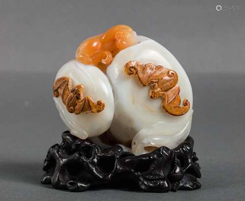 CHINESE TWO TONE AGATE CARVED FUSHOU