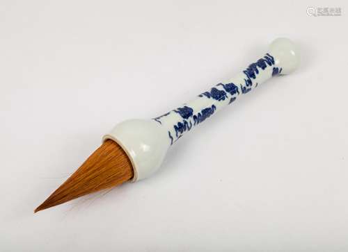 CHINESE BLUE AND WHITE PORCELAIN BRUSH PEN