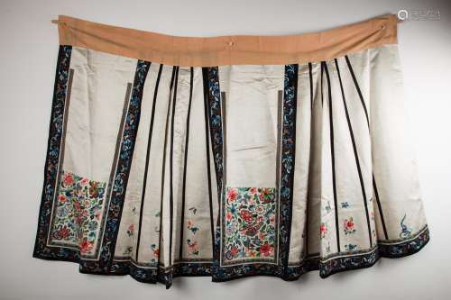 CHINESE QING DYNASTY LADY EMBROIDERY SKIRT