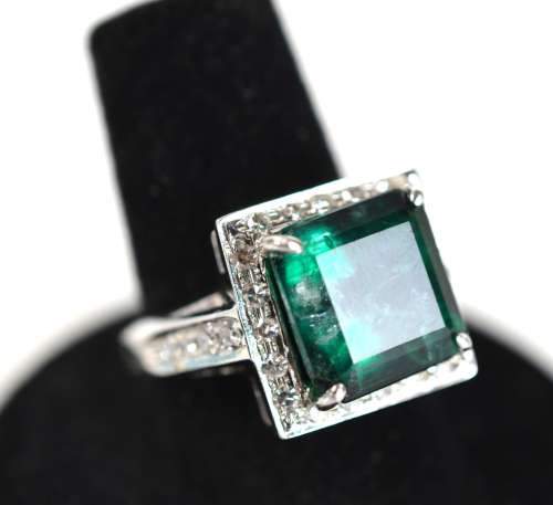 18K Gold Emerald Ring w Diamonds