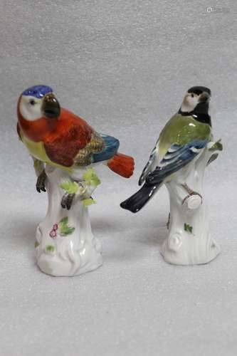 2 Pieces of Porcleian Parrots