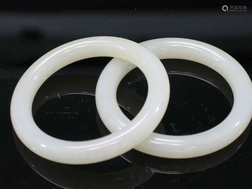 Pair of white jade bangles.