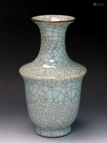 Chinese crackle glaze porcelain vase
