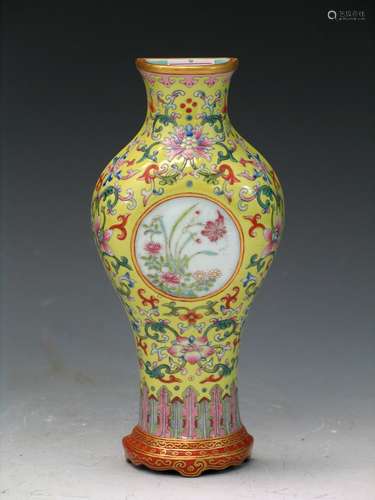 Chinese famille rose porcelain wall vase, Qianlong