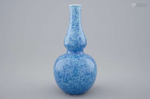 A Chinese monochrome powder blue double gourd vase, 18/19th C.