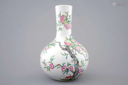 A Chinese tianqiuping bottle vase with 9-peaches design, 19/20th C.