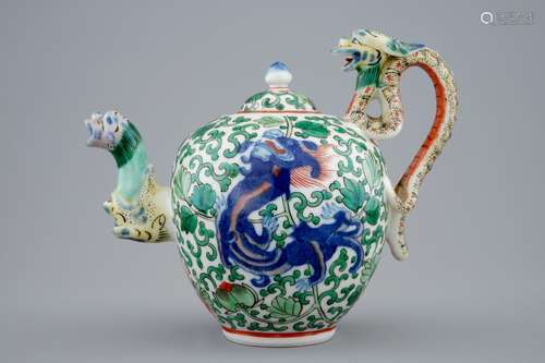 A Chinese wucai teapot with a dragon handle, Republic, early 20th C.