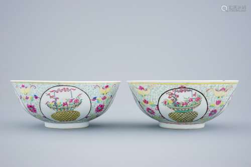 A pair of Chinese famille rose bowls with phoenixes and flower baskets, 19th C.