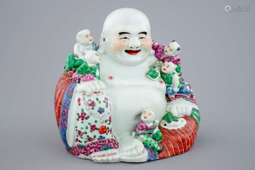 A large Chinese famille rose porcelain Buddha with laughing boys, 19/20th C.