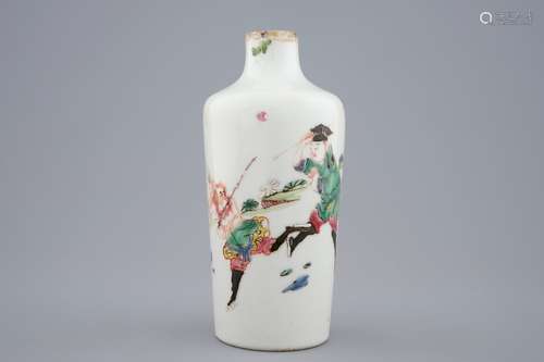 A Chinese famille rose vase with a battle scene, Yongzheng, 1723-1735