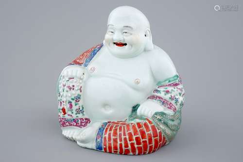 A large Chinese famille rose porcelain Buddha, 19/20th C.