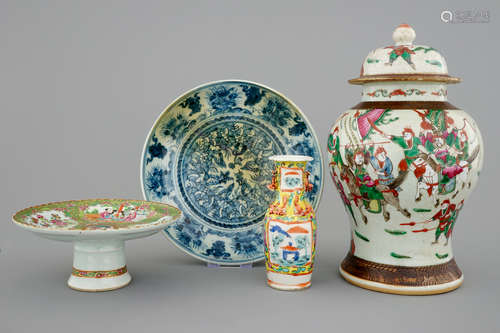 A varied collection of Chinese porcelain incl. a Ming dish, 16/19th C.