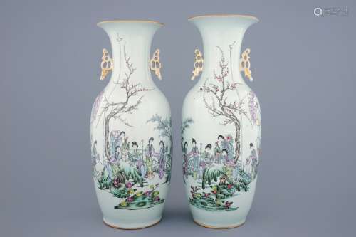 A pair of Chinese famille rose vases with ladies in a garden, 19/20th C.