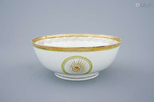 A Chinese export porcelain bowl in tones of green, yellow and purple, Qianlong, 18th C.