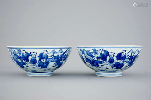 A pair of Chinese blue and white 