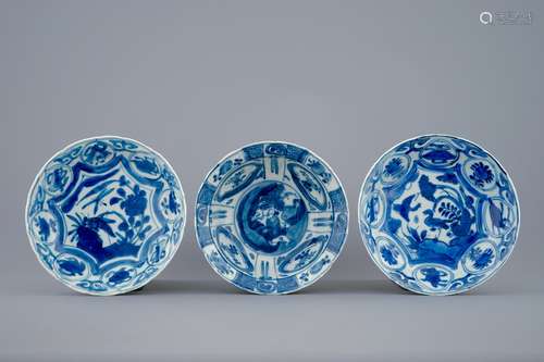 A blue and white Chinese kraak porcelain klapmuts bowl and 2 plates, Wanli, 1573-1619