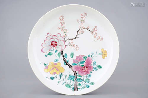 A refined famille rose dish with floral design, Yongzheng, 1723-1735