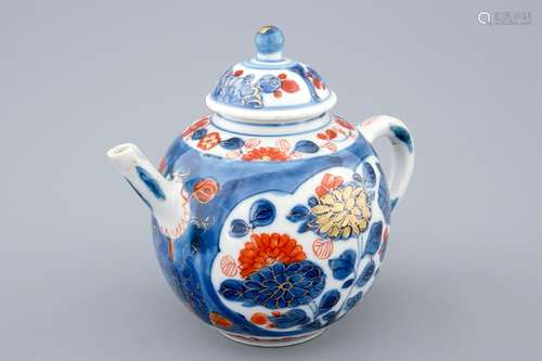 A Chinese Imari style teapot and cover, Qianlong, 18th C.